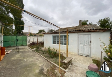Продаётся 2 дома и земельный участок в спокойном районе города Феодосия.